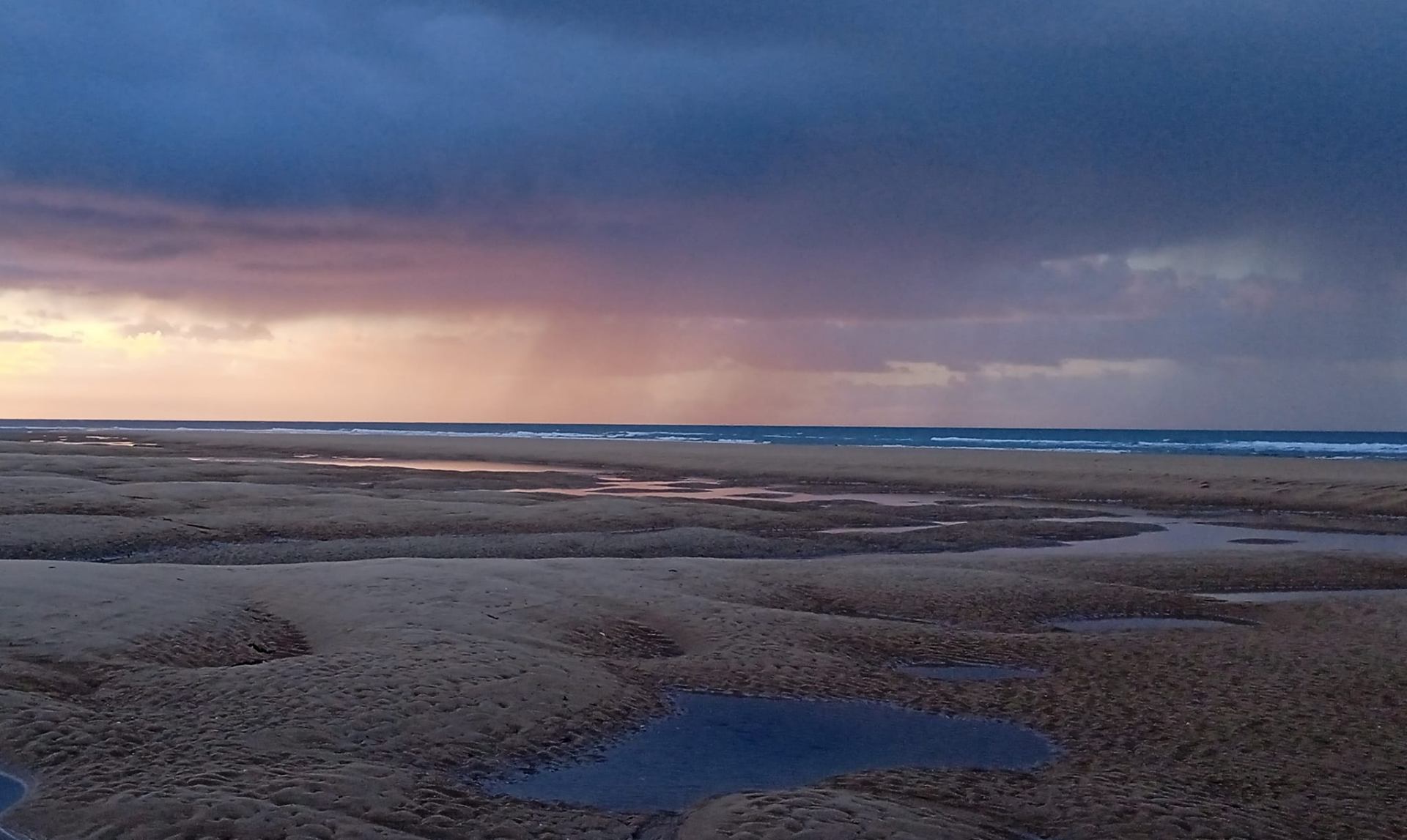 Aube tranquille sur la plage de Barneville